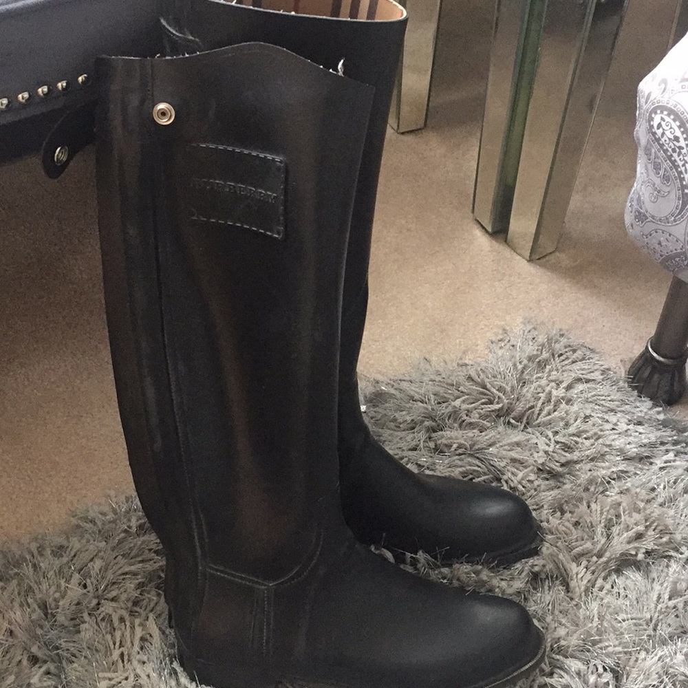Burberry equestrian style rain boots ❤️❤️
